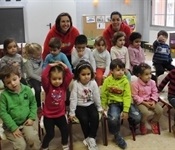 Les educadores de l'escola infantil municipal visiten als seus "antics" alumnes