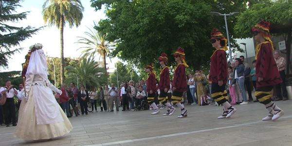 Dansetes del Corpus - La Moma - Grup de Danses Carrasca