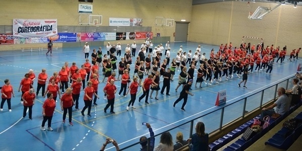 Les persones majors de l'Horta Sud ballen a Picanya