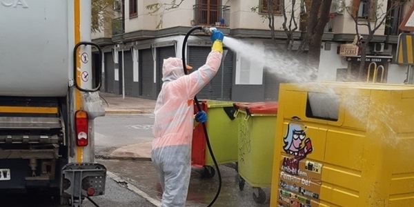 Treballs de desinfecció a carrers i instal·lacions