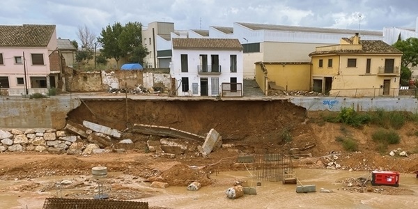 Les pluges de la nit del 29 derroquen el mur en l'ancoratge nord de la passarel·la del Mercat