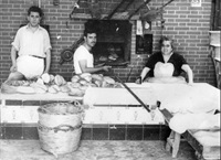 El forn de la Plaça, amb els forners Antonio Company, Fco. Company i Concepcion Ros, en els anys 60